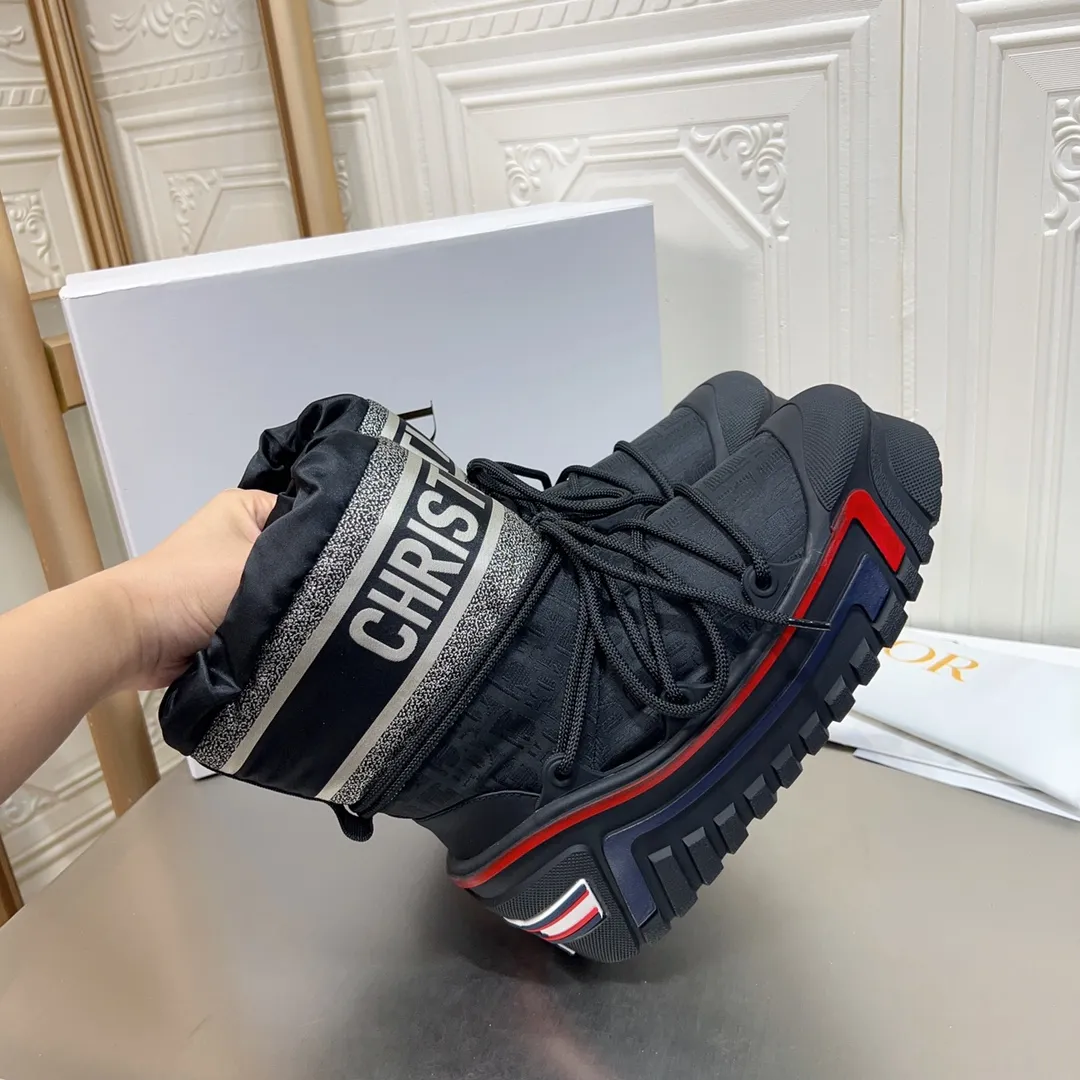 Men's shoes p600! The highest version on the market, Dior Dior's king style snow boots, ski boots, fat and cute, so cute →_→ from the DiorAlps limited series, unique. Shiny nylon Oblique print upper with criss-cross straps for an ideal fit. The technical fabric of the boot shaft, short-cut version, can be worn in the city or in the mountains. It makes the calf slimmer and taller, warm and concave. The boot shaft and sole are made of original waterproof padded lining. The embroidered fabric is original star ⭐ rubber non-slip thick sole and multi-module combination outsole. The size is 35-40. 41Customized